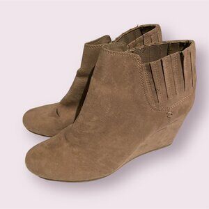 DV Dolce Vita Wedge Ankle Boots 9 Tan Taupe Suede Leather Heels Slip-On